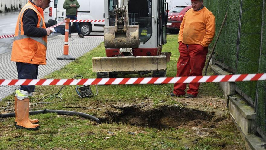 Operarios de Emalcsa reparan una tubería estropeada. |   // ARCAY/ROLLER AGENCIA