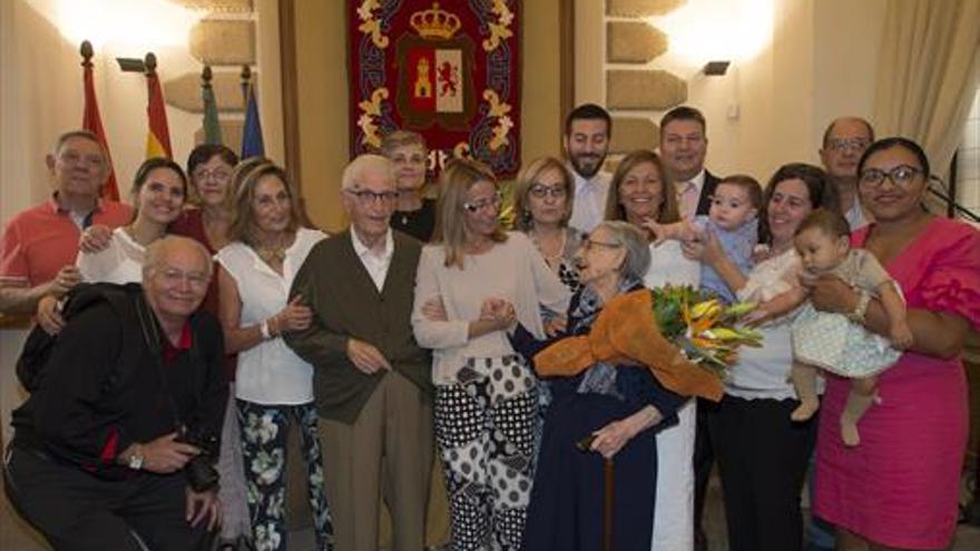 Recompensa a dos vidas centenarias en Cáceres