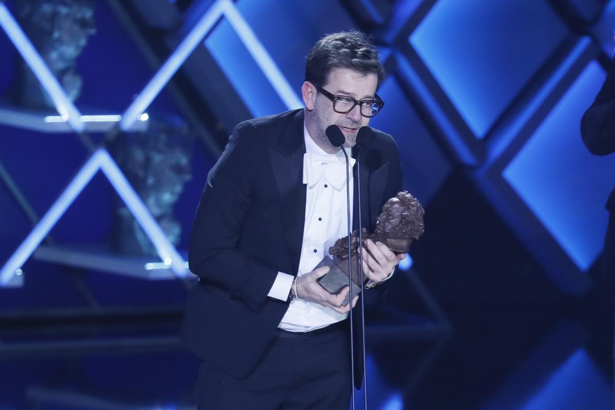 SEVILLA 11/02/2023.- El diseñador Fernando García tras recibir el premio a mejor diseño de vestuario por su trabajo en Modelo 77 durante la gala de la XXXVII edición de los Premios Goya que se celebra este sábado en el Palacio de Congresos y Exposiciones FIBES de Sevilla. EFE/Jose Manuel Vidal