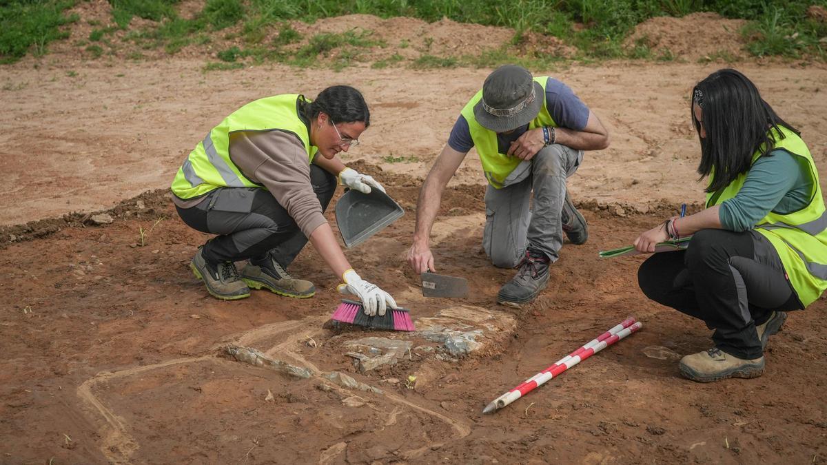 El equipo responsable de los trabajos arqueológicos junto a una de las tumbas localizadas junto al acceso de la urbanización Campofrío