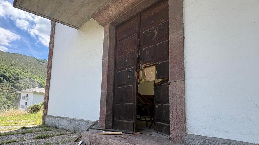 Destrozan la puerta de la iglesia de Soto de la Barca (Tineo): se trata del quinto acto vandálico que sufre el templo