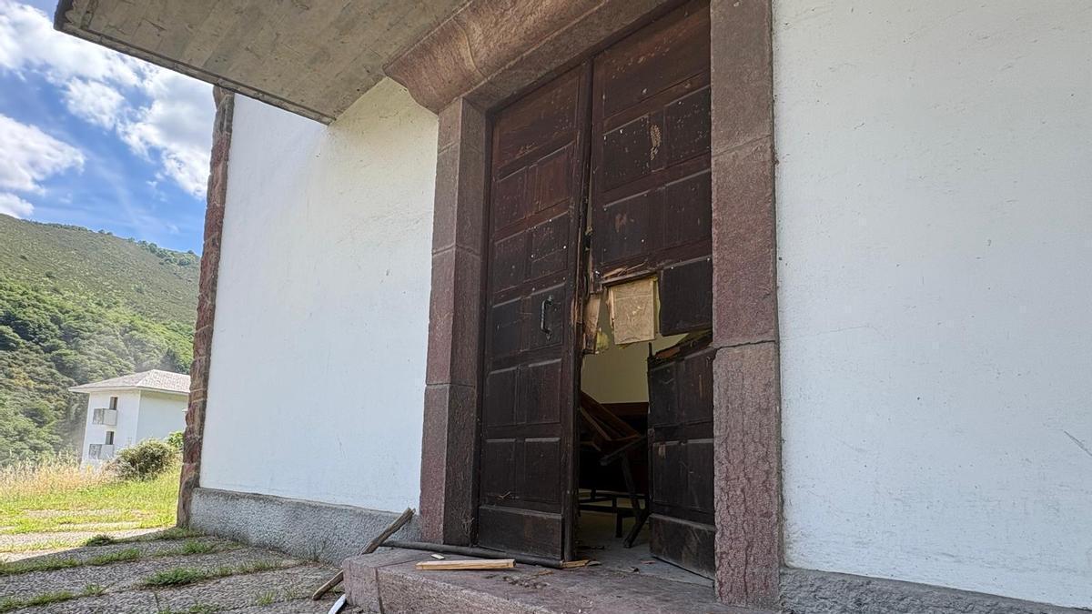 Daños en la puerta de entrada a la iglesia de Soto de la Barca.