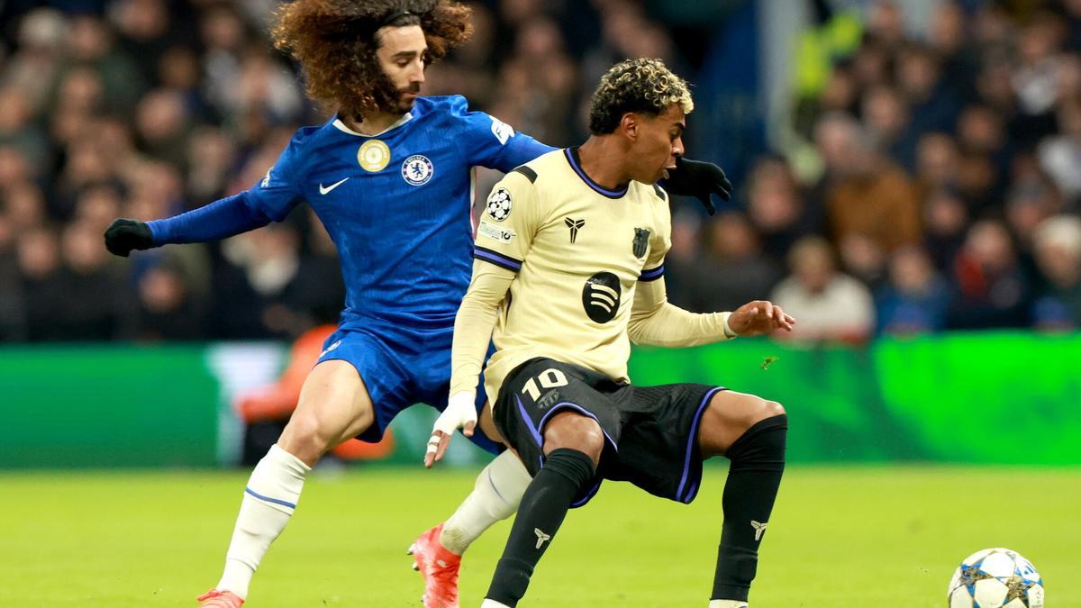 Marc Cucurella (L) del Chelsea en acció contra Lamine Yamal de Barcelona durant el partit de fase de la Lliga de Campions de la UEFA entre el Chelsea i el Barcelona a Londres