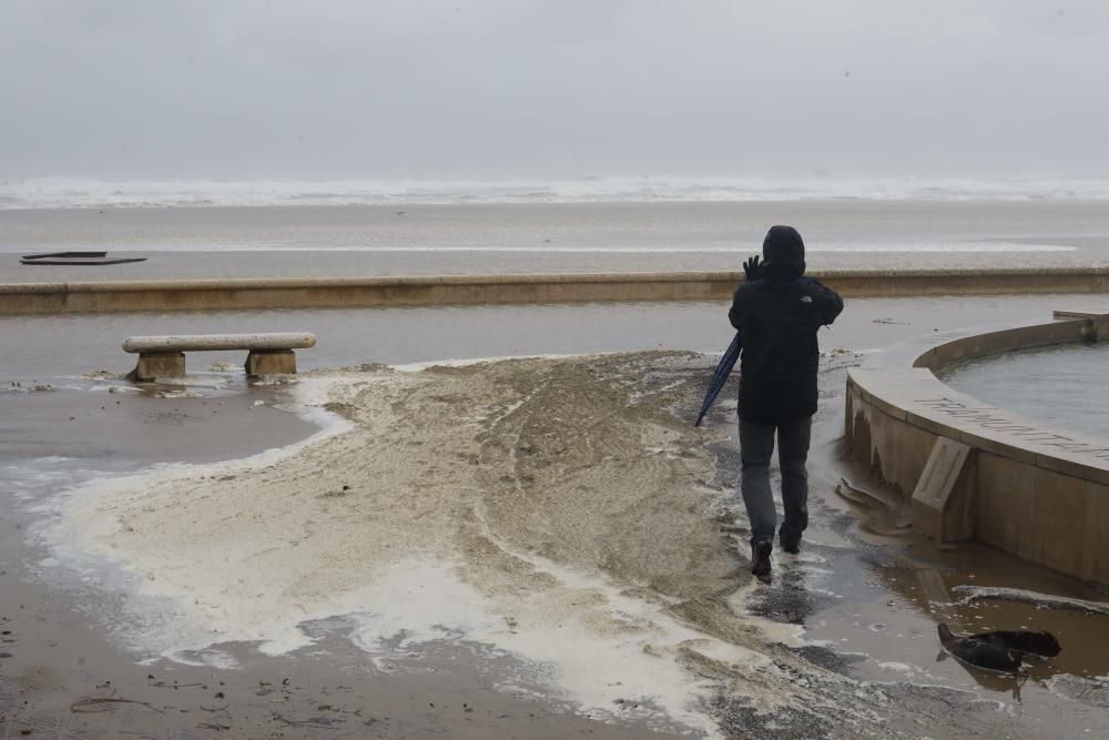 Efectos del temporal en la playa de la Malvarrosa.