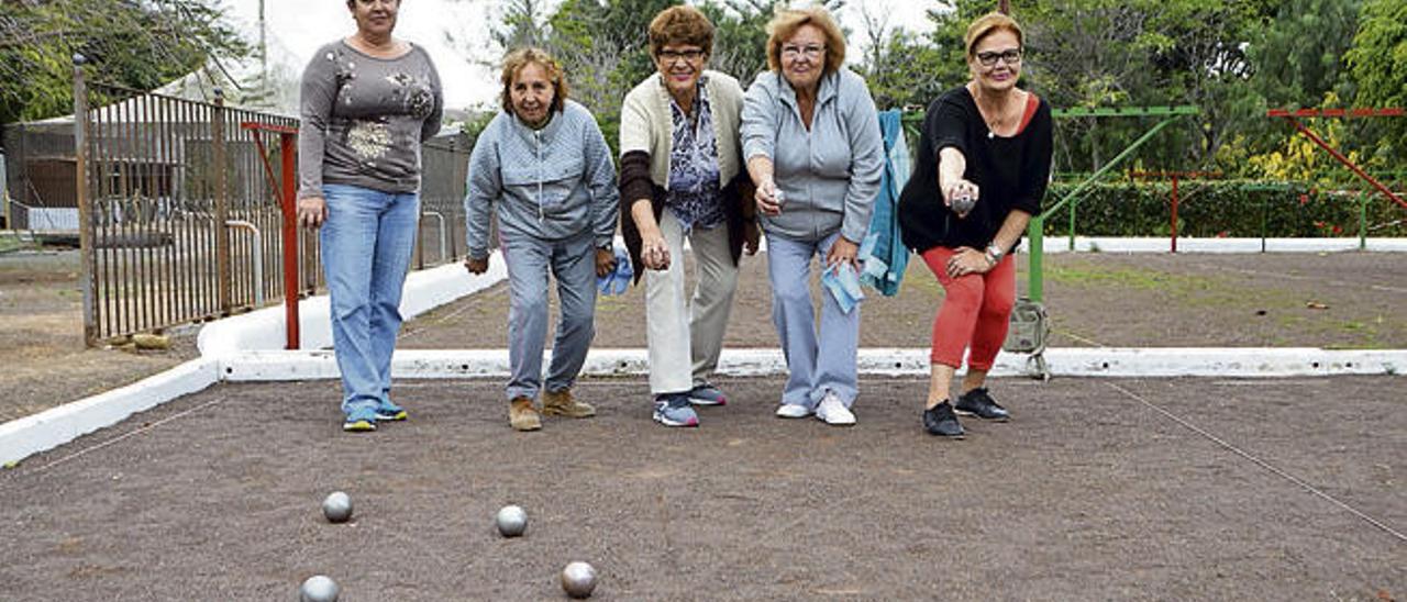 Chicas de oro juegan a las bolas