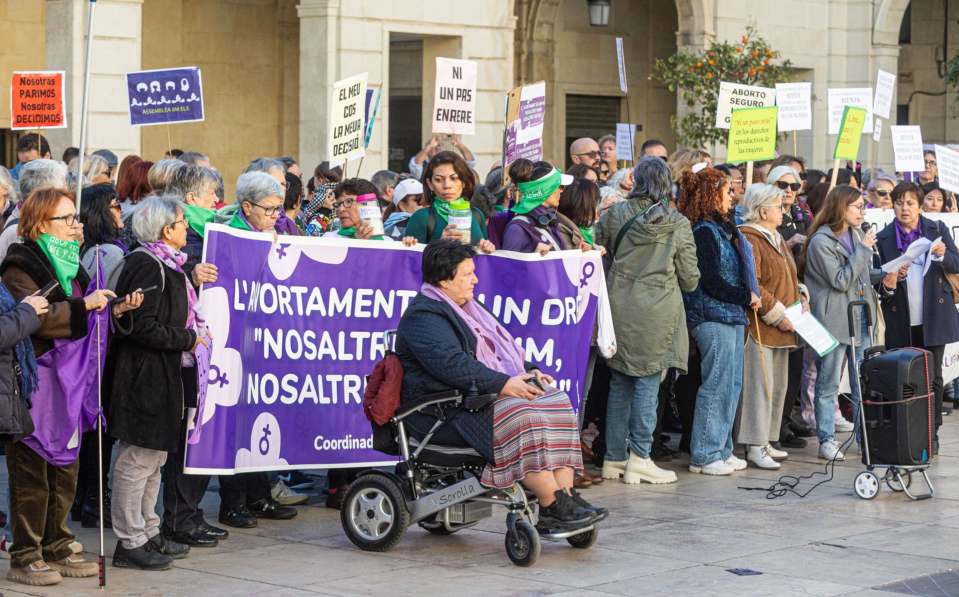 Colectivos feministas se concentran frente al Ayuntamiento de Alicante