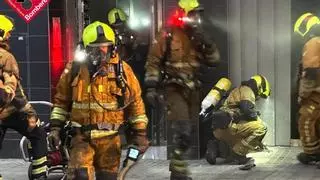Espectacular incendio en la segunda planta del sótano de un parking en Elche al que se accede por ascensor