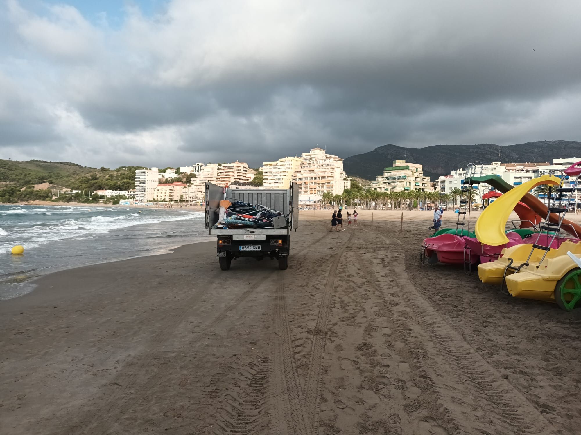 La recogida de enseres en la playa de Orpesa tras el incumplimiento de la ordenanza municipal al reservar los sitios en la primera línea.