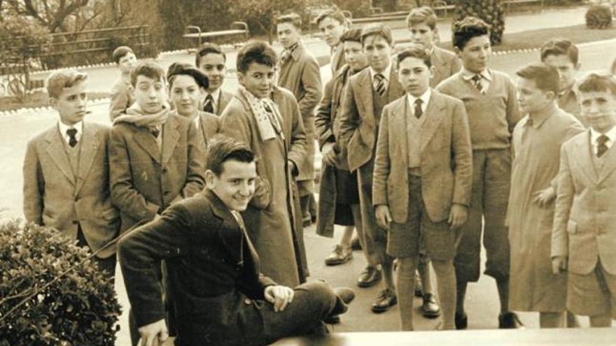 Un grupo de niños de los que estrenaron la Universidad Laboral de Gijón, en la segunda mitad de los años 50. La foto está realizada en los jardines del centro. / foto cedida por la asociación de antiguos alumnos