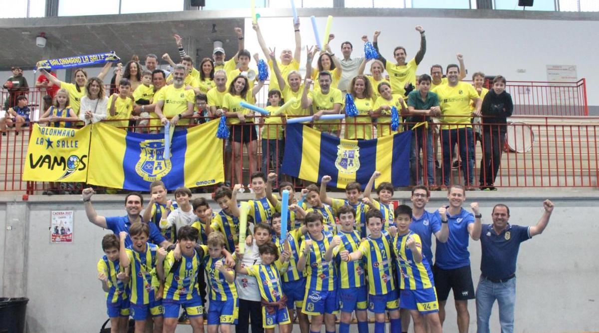 La Salle celebra el bronce en el campeonato alevín andaluz.