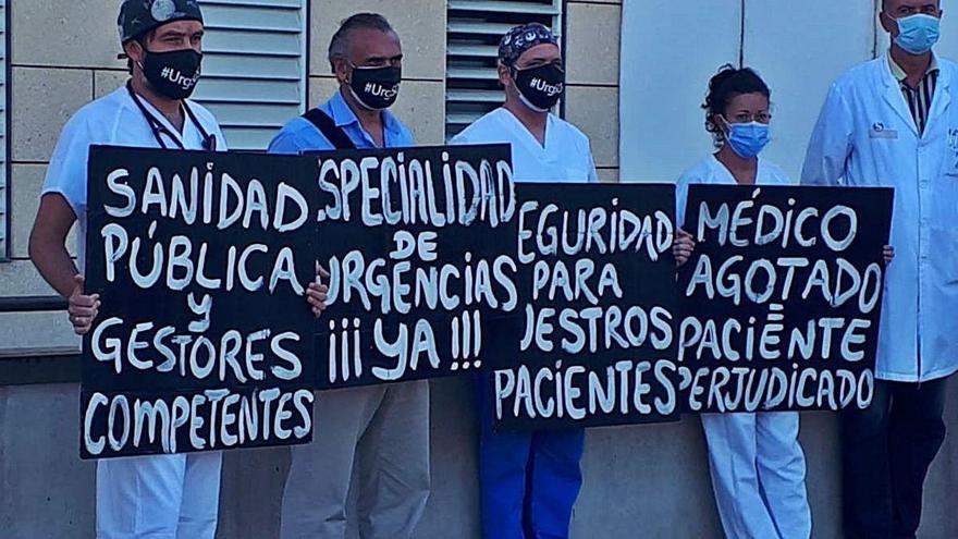 Protesta médica, ayer, en el hospital de Alzira.