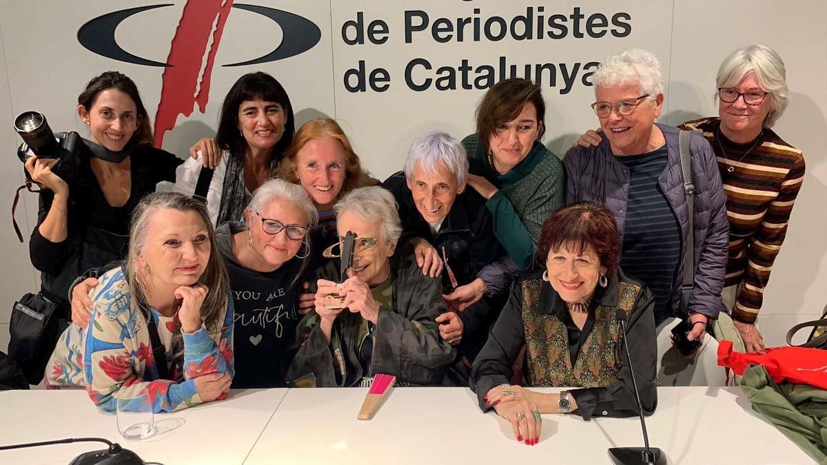 Colita rodeada de compañeras en el Col·legi de Periodistes de Catalunya con el premio Ofici de Periodista, el pasado 6 de noviembre.