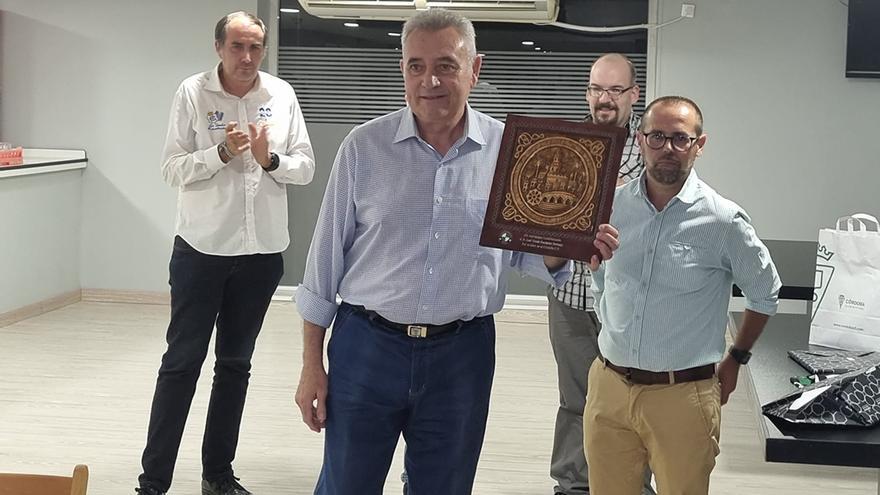 Pepe Escalante recibe un galardón de la Peña Cordobamanía.