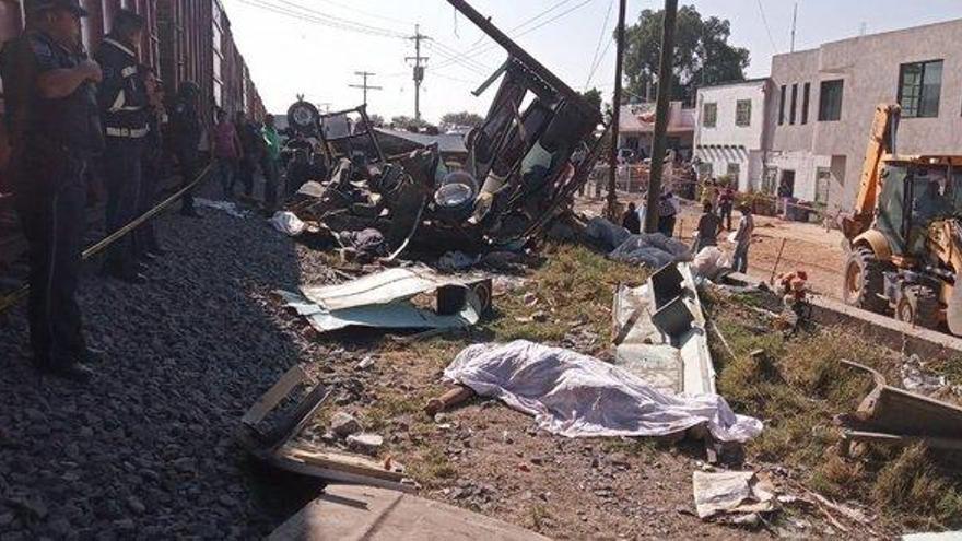 Tragedia en México: un tren arrolla autobús y deja nueve muertos