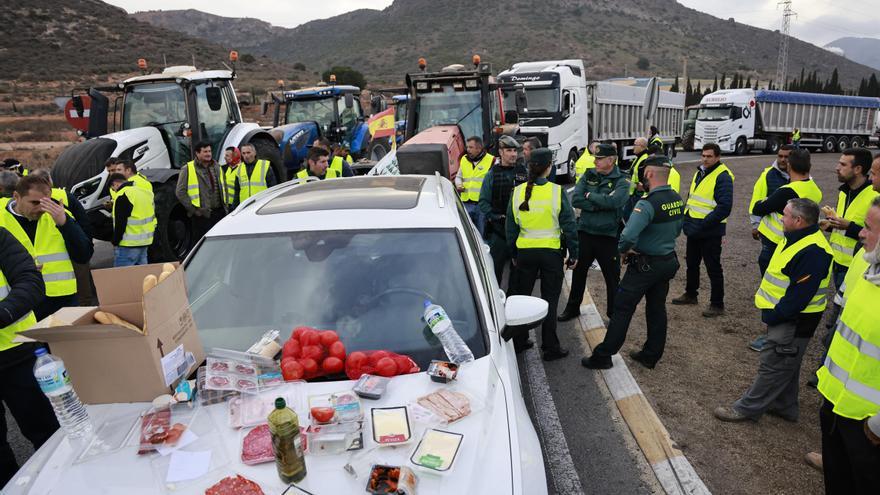 La protesta del campo en Murcia, en directo | Los agricultores abandonan el Puerto de la Cadena