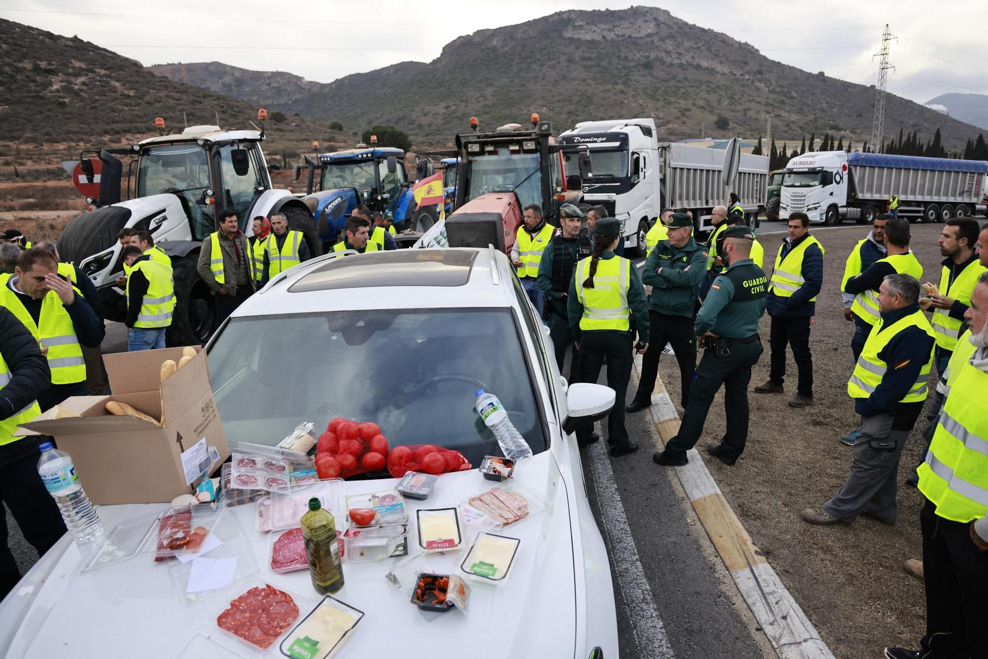 Las imágenes de la protesta de agricultores que ha colapsado el tráfico en Murcia