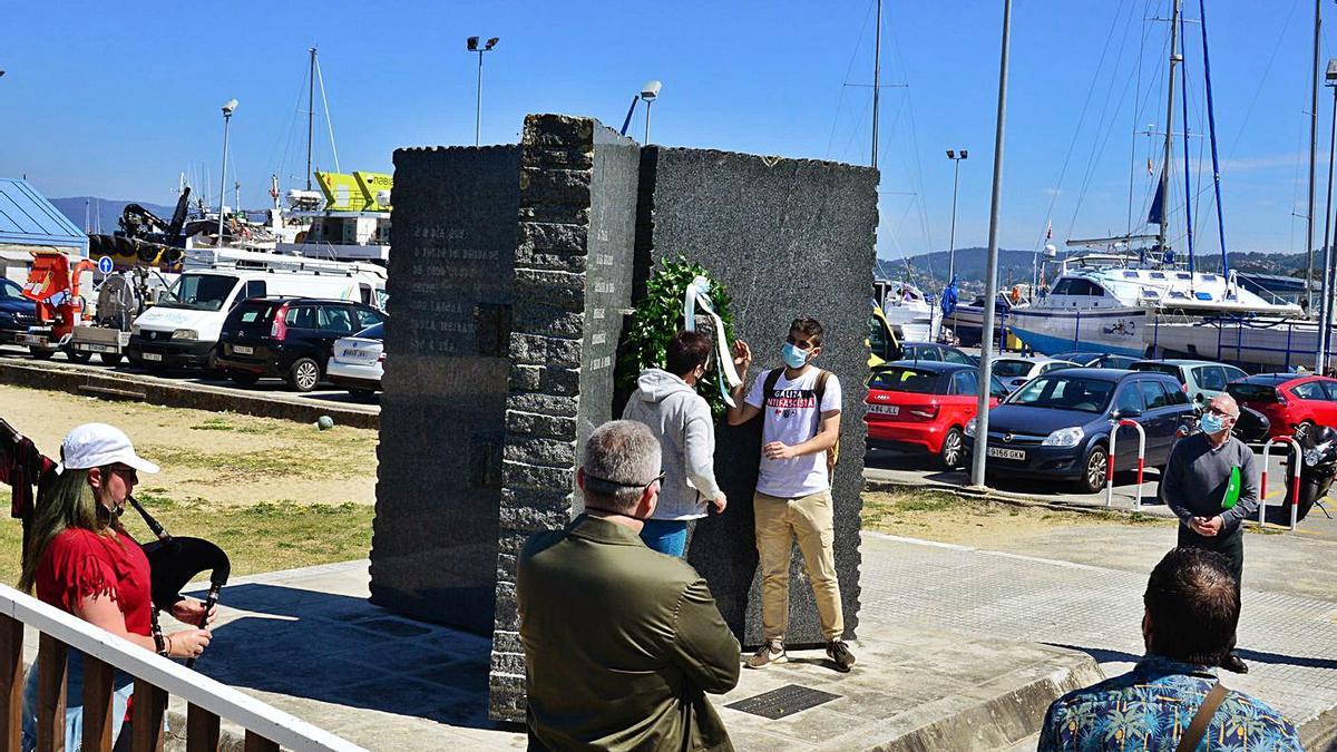 A ofrenda floral, onte a mediodía, no monumento na honra a Johan Carballeira en Bueu.   | // GONZALO NÚÑEZ