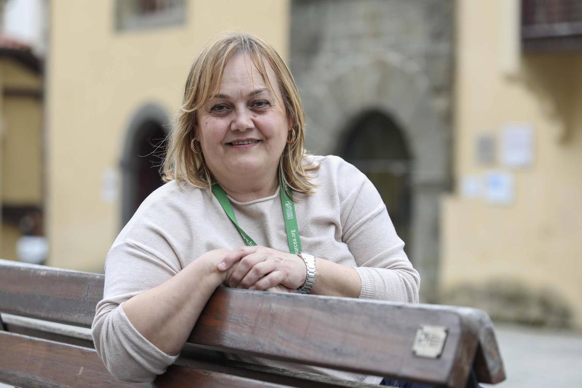 Carmen Rodríguez, delante de la oficina de turismo de Cangas del Narcea