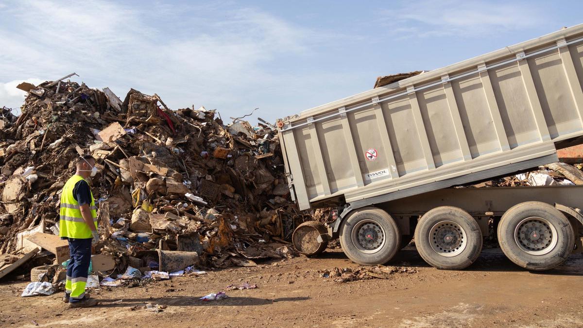 Basura y residuos de todo tipo almacenados en las parcelas señaladas por la entidad metropolitana de residuos (EMTRE)