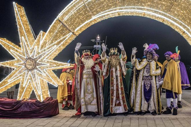 Los Reyes Magos esquivan el mal tiempo en Menorca y hacen brillar la cabalgata 2024