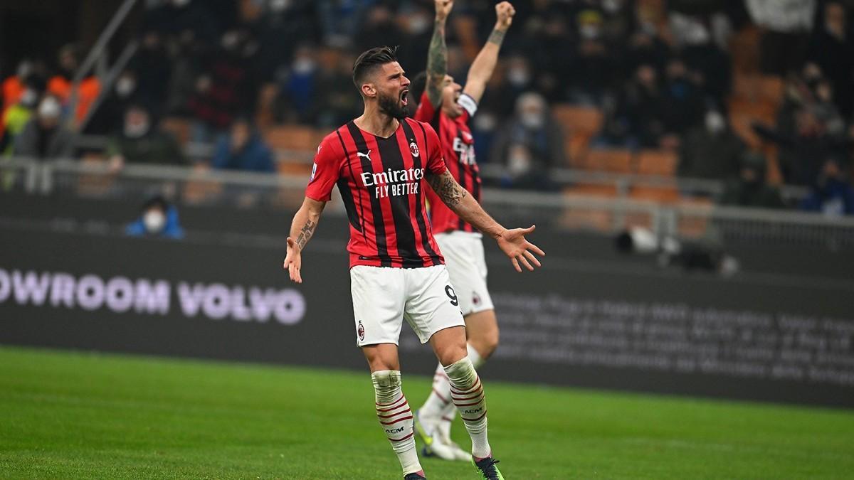 Olivier Giroud celebra uno de sus goles al Inter en el Derby della Madonnina