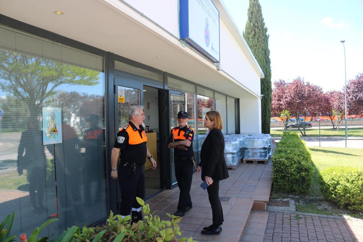 Reparto de agua embotellada en Alcalá de Henares por la avería, en fotos