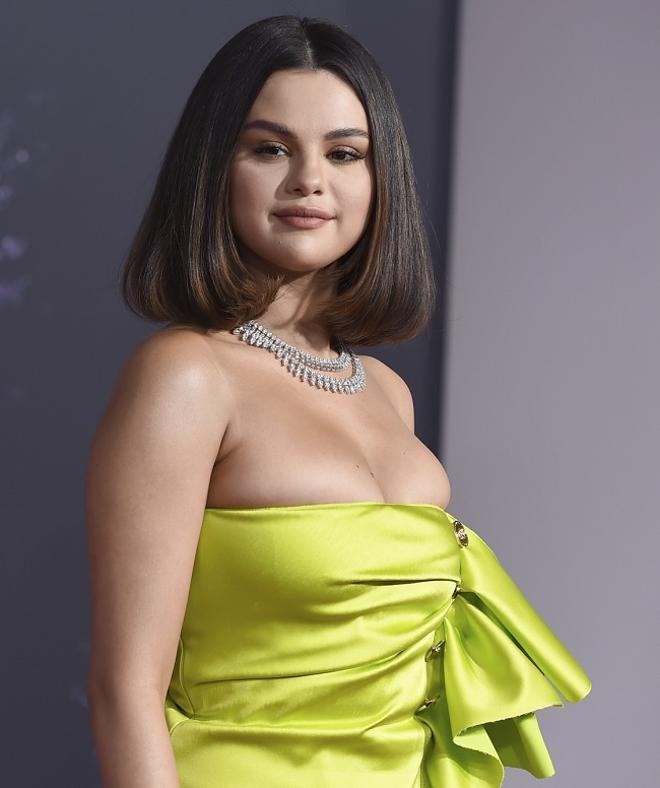 Selena Gomez en los American Music Awards 2019 con vestido de Versace