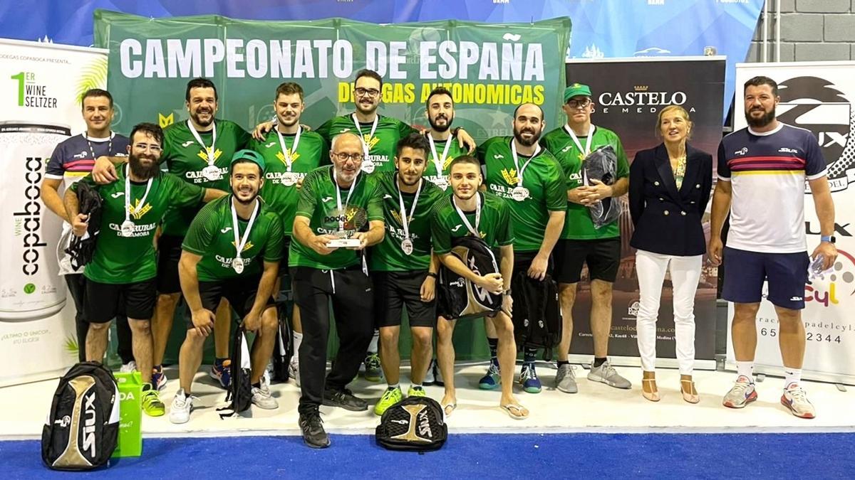 Entrega del Trofeo del Caja Rural tras proclamarse los jugadores campeones de su categoría.