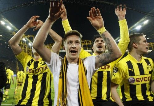 Borussia Dortmund's Reus and team mates celebrate after defeating Malaga to win Champions League quarter-final second leg soccer match against Borussia Dortmund in Dortmund