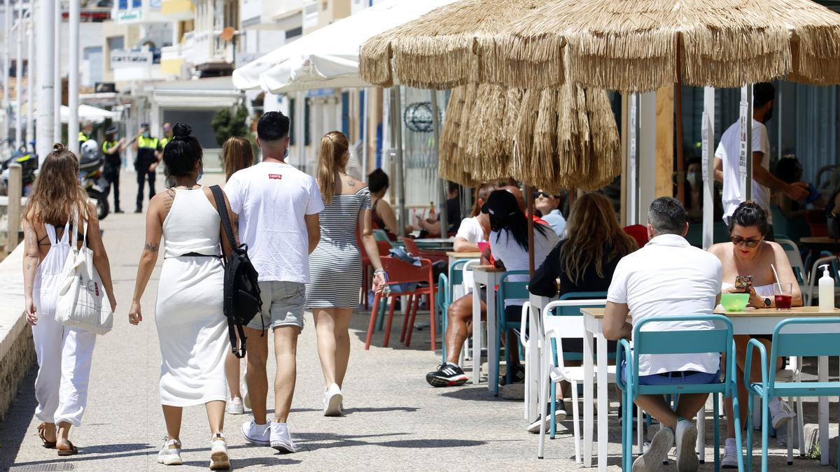 Archivo - Un grupo de personas pasean por el paseo marítimo de Pedregalejo  durante la Fase 1 en Málaga a 20 de mayo del 2020