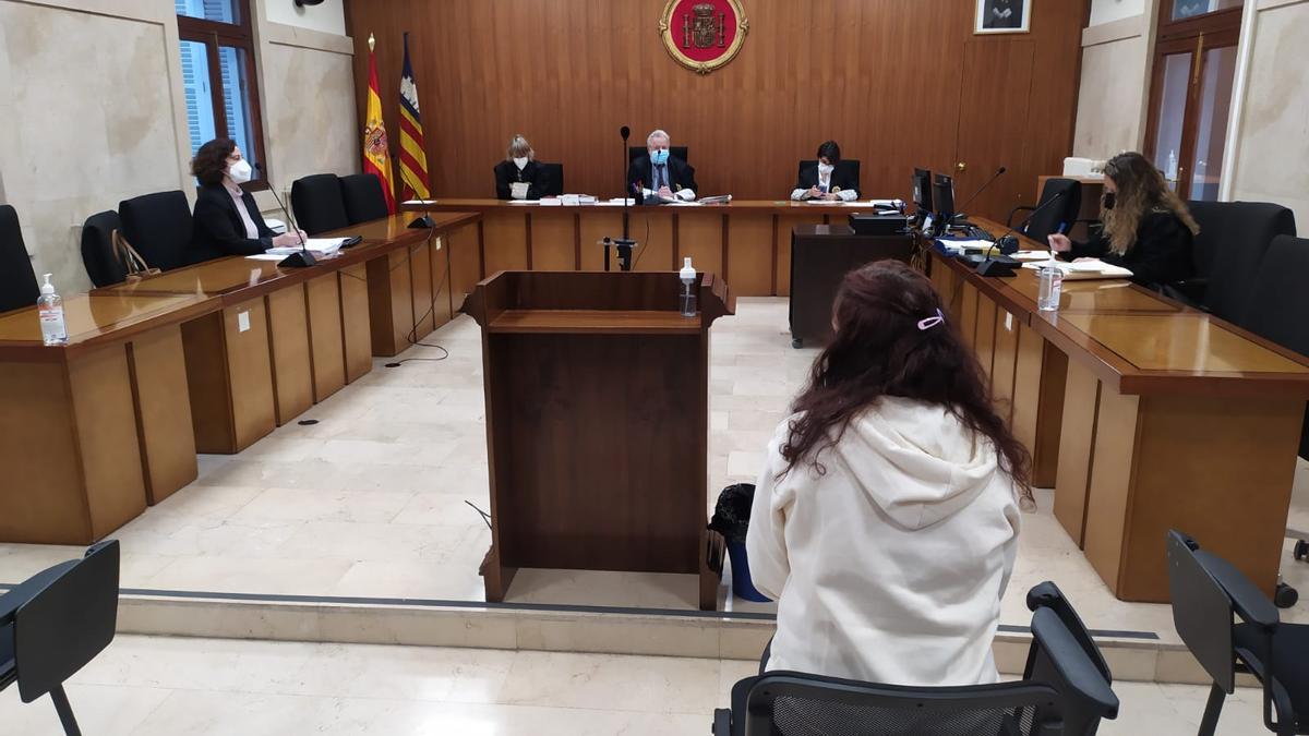 La mujer condenada, durante la vista celebrada hoy en la Audiencia