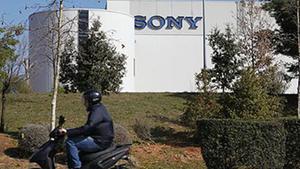 Un motorista pasa junto al almacén de Sony en Castellar, el martes.
