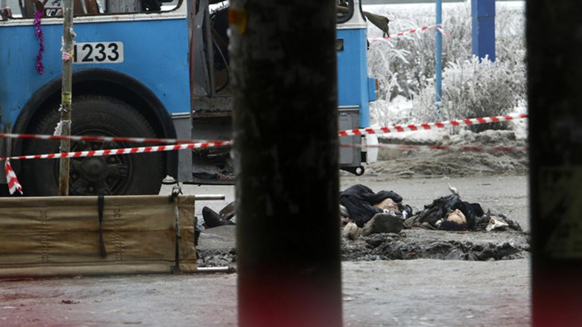 Los cuerpos de dos víctimas del atentado terrorista de este lunes en Volgogrado.