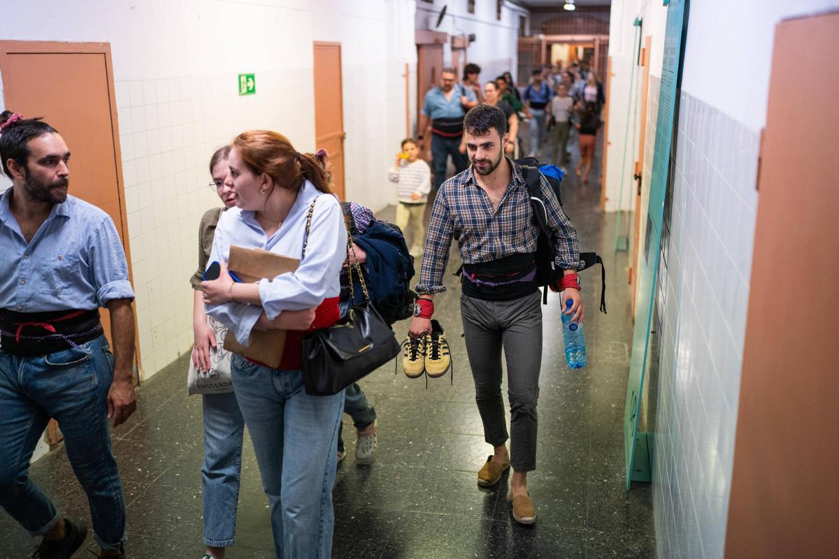 Varios miembros de la 'colla' entran en el corazón de la Modelo para guarecerse de la lluvia y proseguir el entreno.