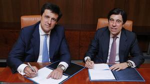 El presidente ejecutivo de Merlín Properties, Ismael Clemente (izquierda) y el presidente de Sacyr, Manuel Marique, firman el acuerdo de venta de Testa.