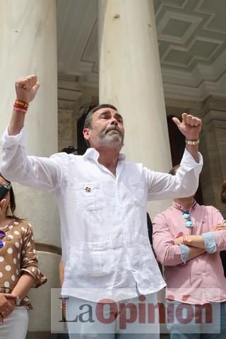 Cientos de personas protestan frente al Ayuntamiento de Cartagena por el pacto entre PP, PSOE y Cs