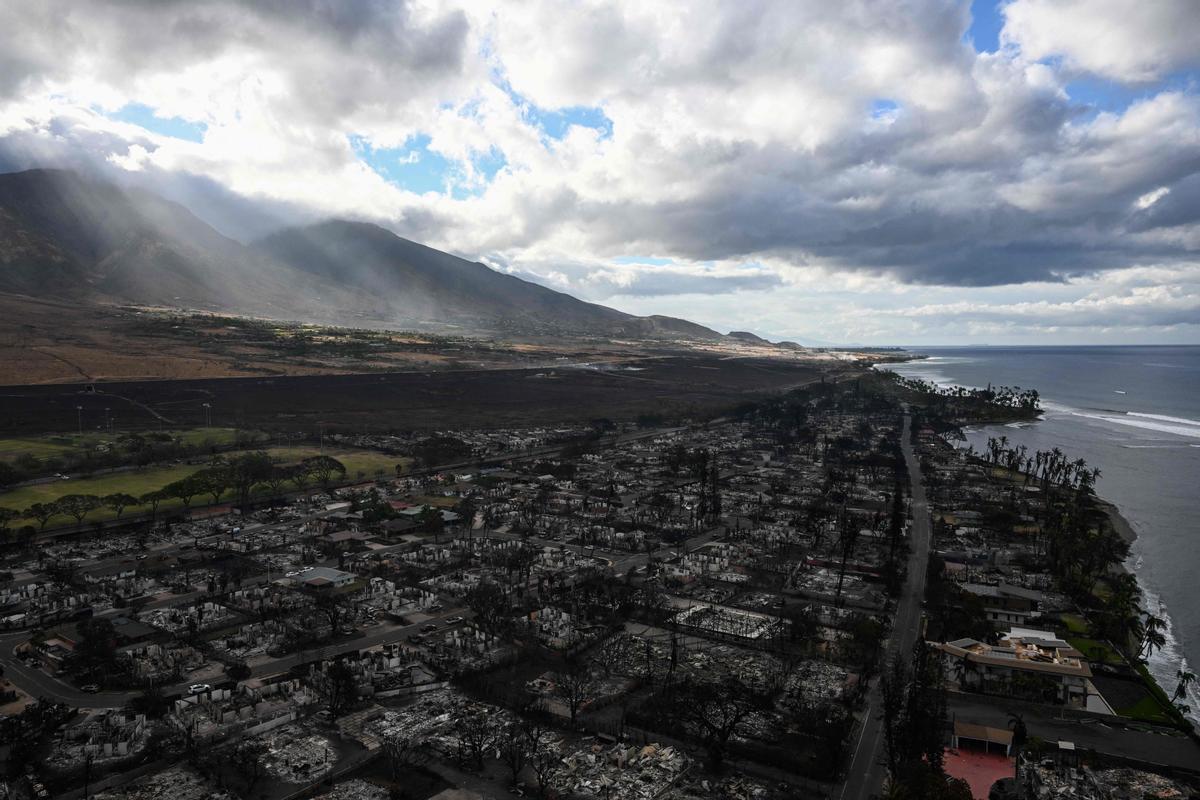 El fuego destruye la localidad de Lahaina, en Hawái