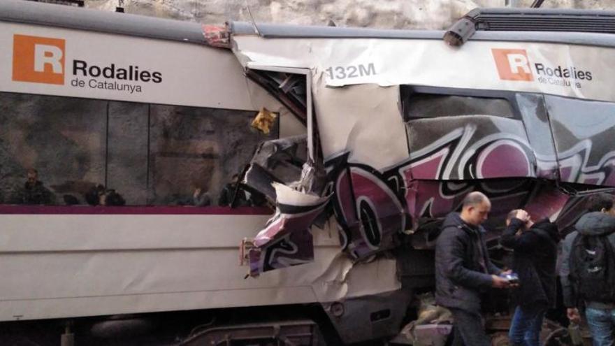 Aspecte de dos vagons de tren després que els combois hagin xocat a Castellgalí el 8 de febrer del 2019
