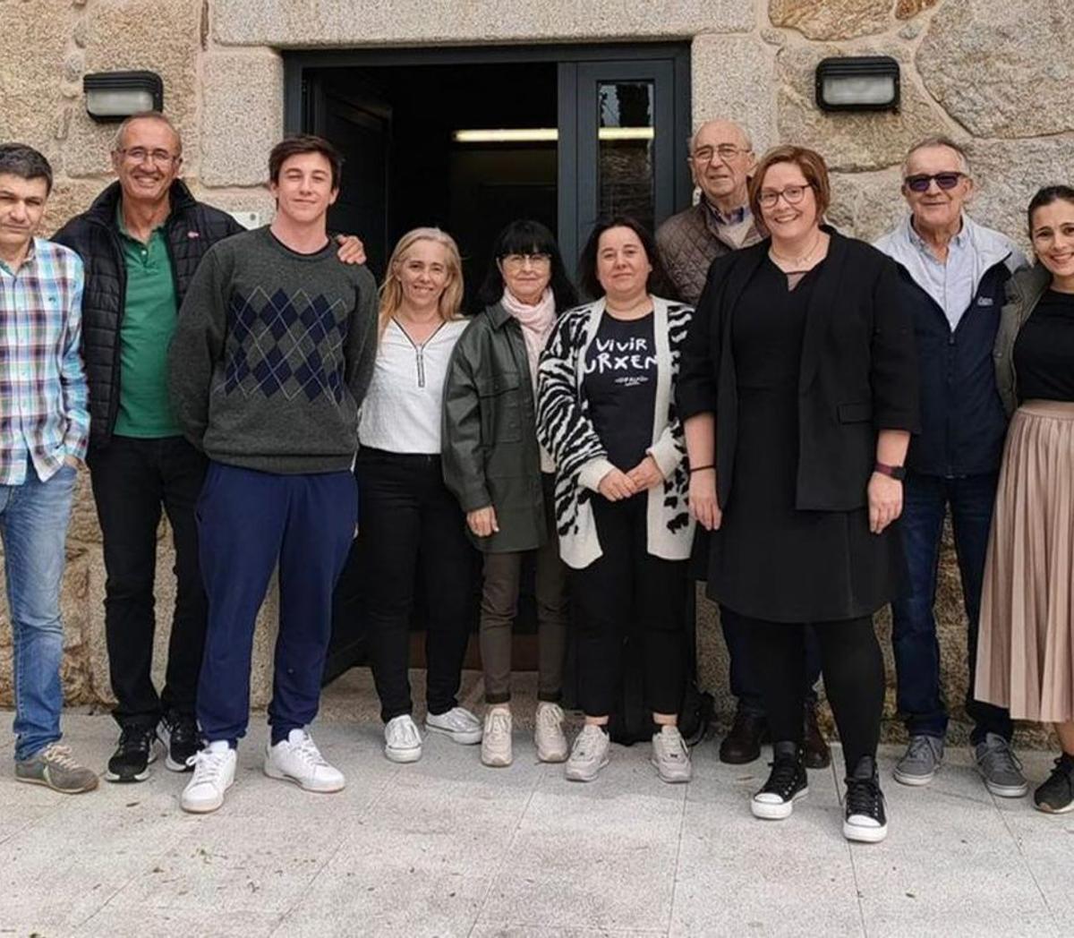 El alcalde con componentes de la asociación La Esperanza del Valle Miñor, que gestionan la atención temprana.