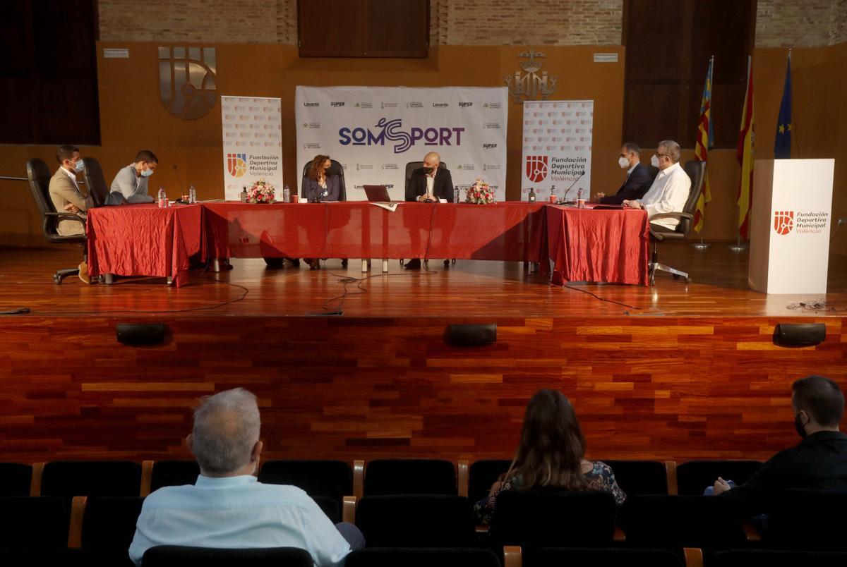 Mesa redonda en el Complejo Cultural y Deportivo La Petxina.