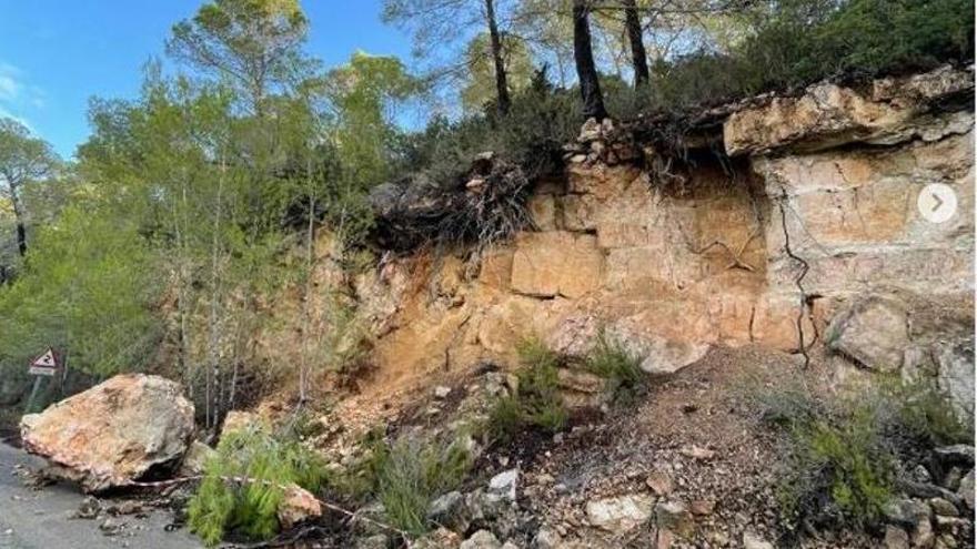 Los aguaceros causan el desprendimiento de una roca sobre una carretera en Ibiza