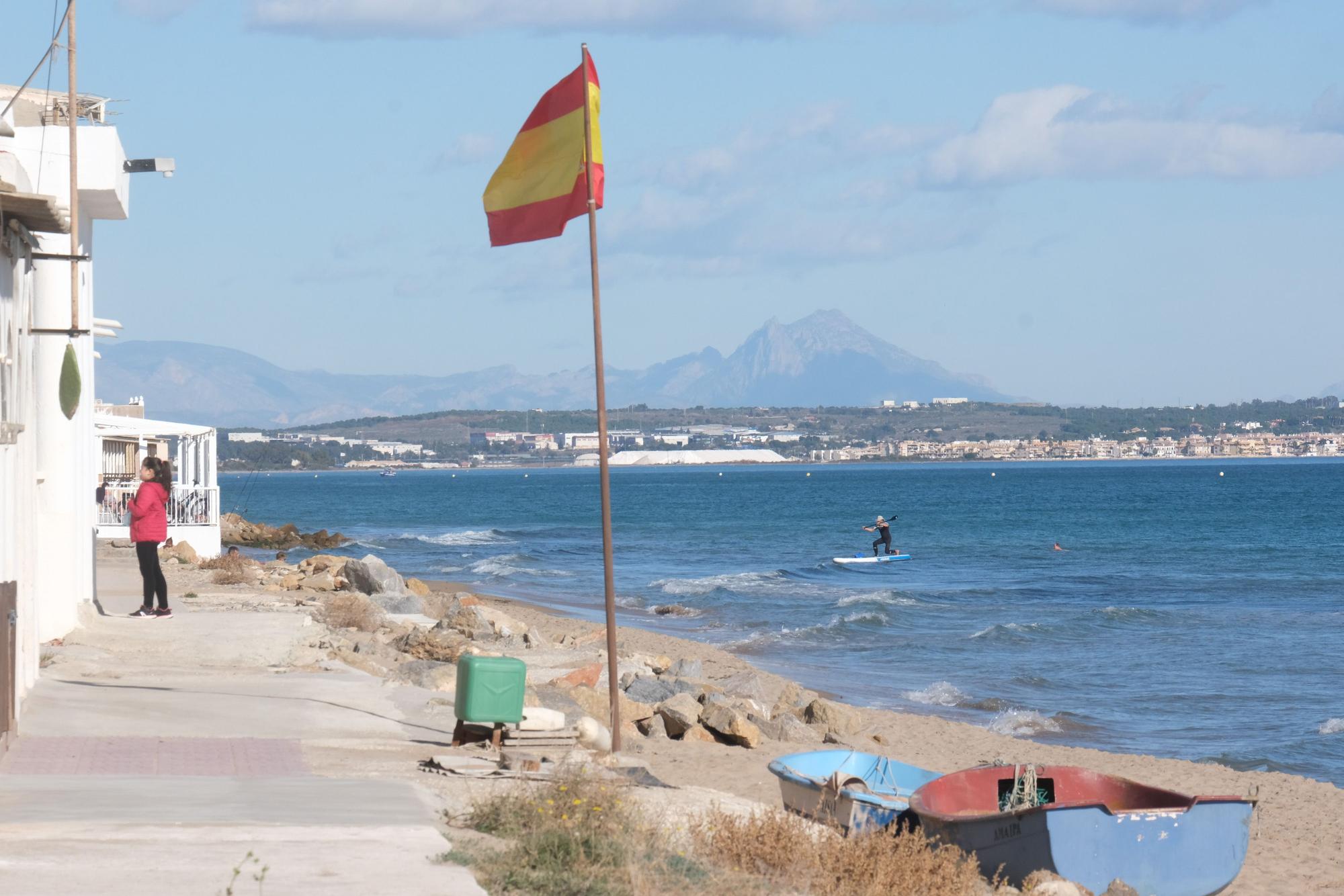 Jornada navideña playera en Elche. Numerosas personas disfrutan de las temperaturas de hasta 25 grados en la playa del Pinet en La Marina