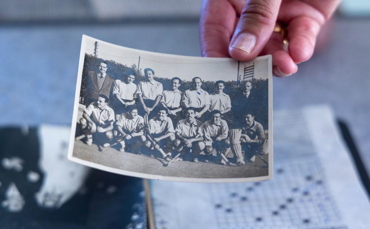 Fotografía antigua del equipo de hockey en el que jugó Luis Esteve