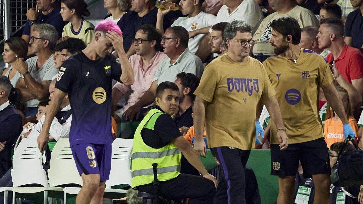 Gavi es retira del terreny de joc lesionat al costat del doctor Pruna durant el primer partit de lliga contra l'Elx