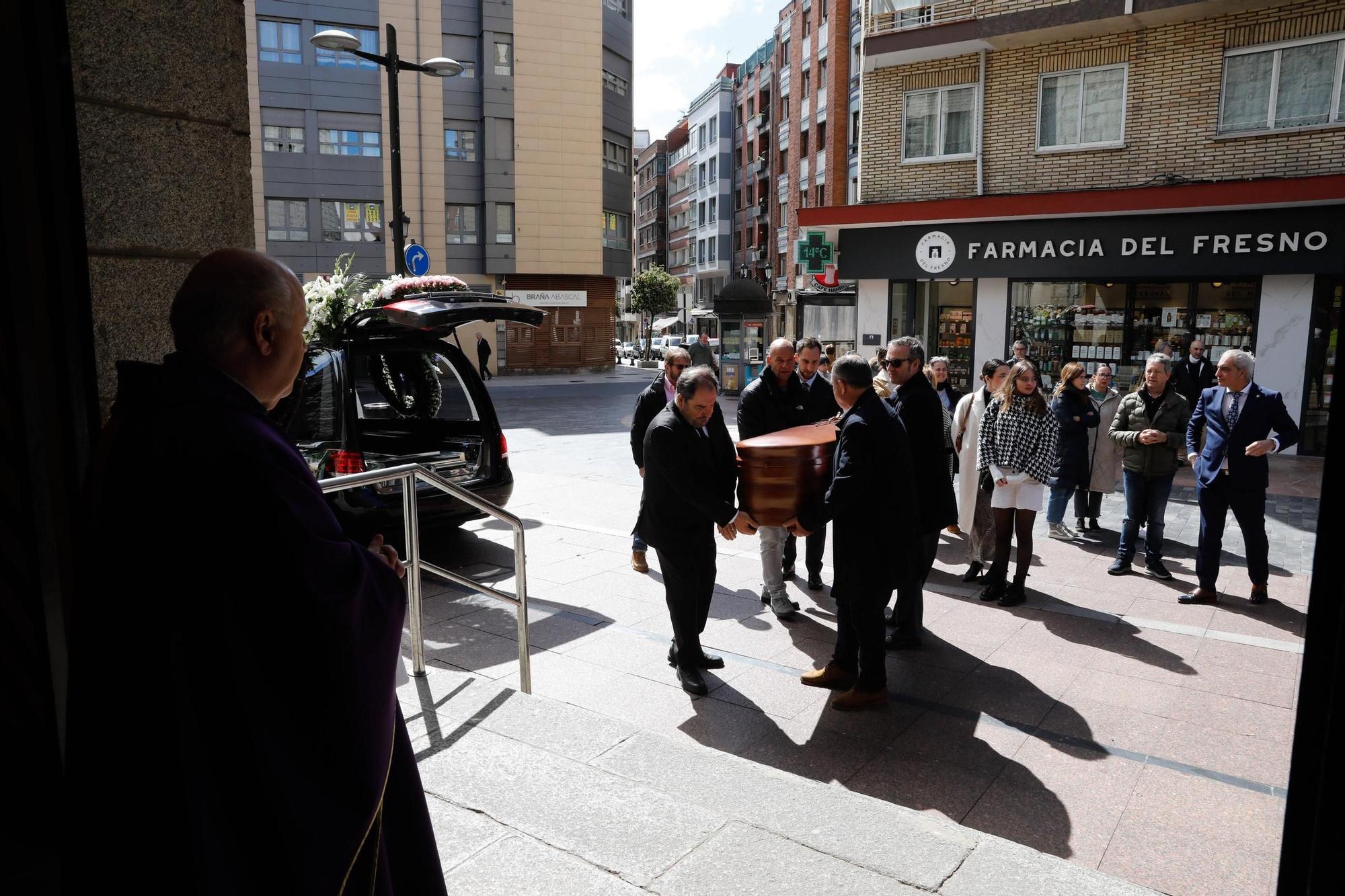 EN IMÁGENES: Funeral de Carmen Villalvilla, histórica directora del colegio Dolores Medio, en la iglesia ovetense de San Francisco de Asís