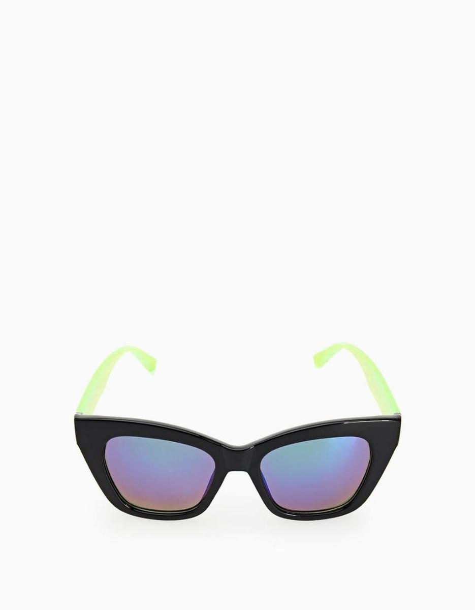 Gafas ojo de gato de Stradivarius (Precio: 5.99 euros)