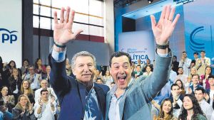 Feijóo y Moreno, ayer, durante el acto del PP en Sevilla. FOTODELDÍA SEVILLA, 30/03/2025.- El presidente del PP, Alberto Núñez Feijóo (i), y el presidente de la Junta de Andalucía, Juanma Moreno, durante la clausura la Interparlamentaria del PP, este domingo en Sevilla.EFE/ Julio Muñoz. Política. Partido Popular. PP