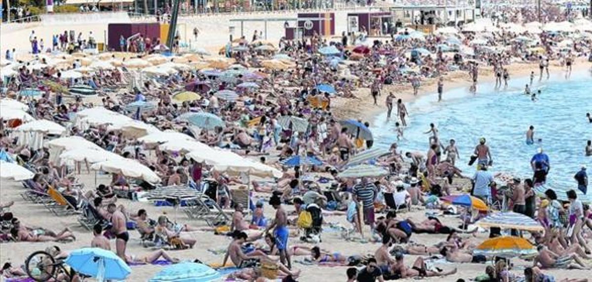 Hamaques i para-sols de pagament a la platja de Nova Icària, a Barcelona. Hamaques i para-sols de pagament a la platja de Nova Icària, a Barcelona.