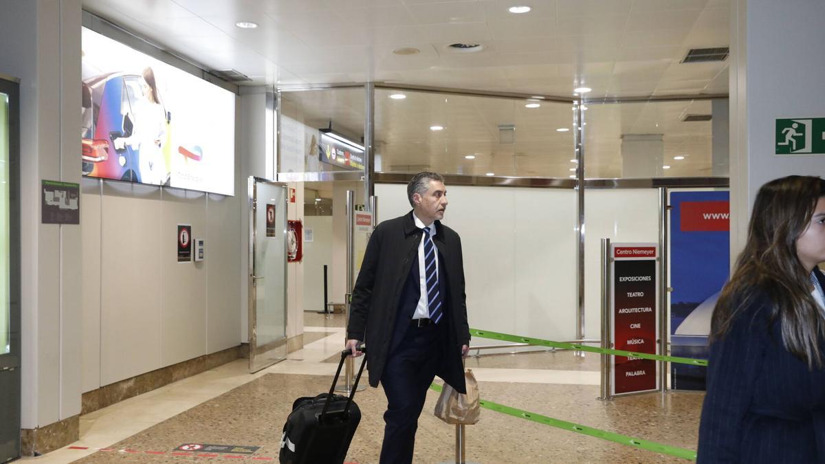 Martín Peláez, presidente del Real Oviedo, a la llegada del equipo tras la derrota en el Sánchez-Pizjuán ante el Sevilla por 4-0.