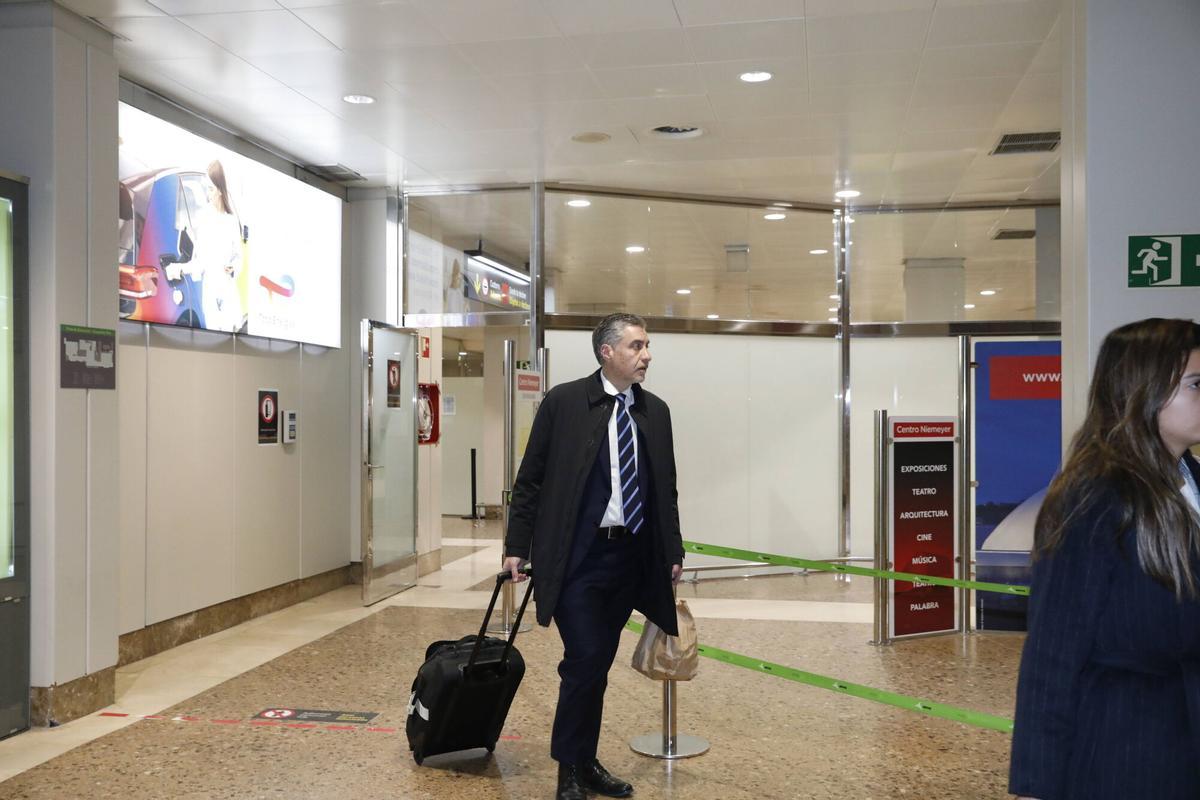 EN IMÁGENES: Así fue la llegada del Real Oviedo al aeropuerto de ...